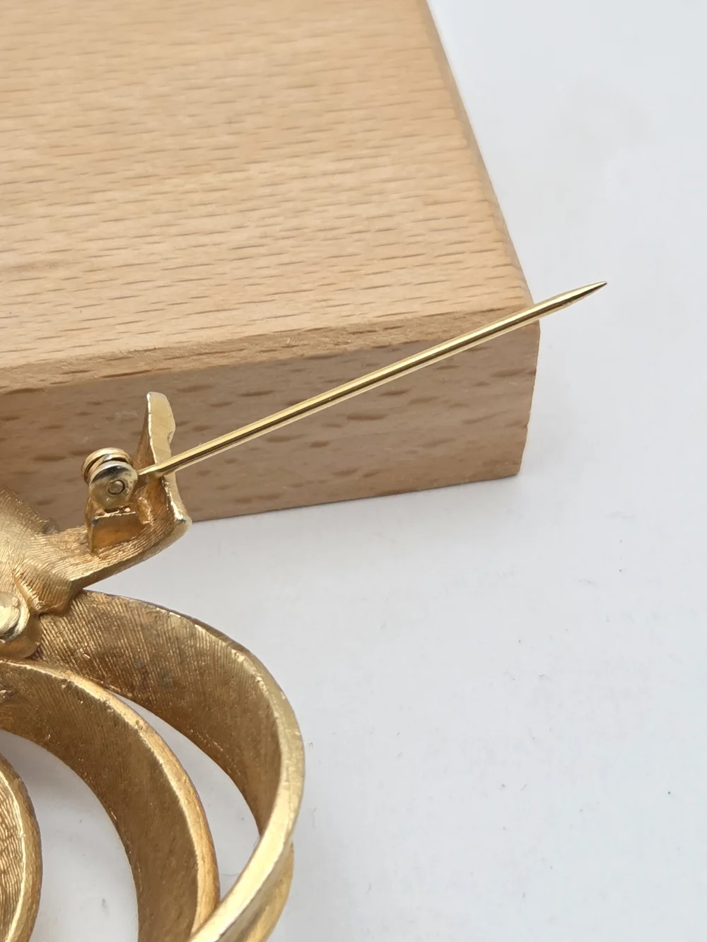 Vintage Coro Gold Tone Swirl Ribbon Brooch Pin